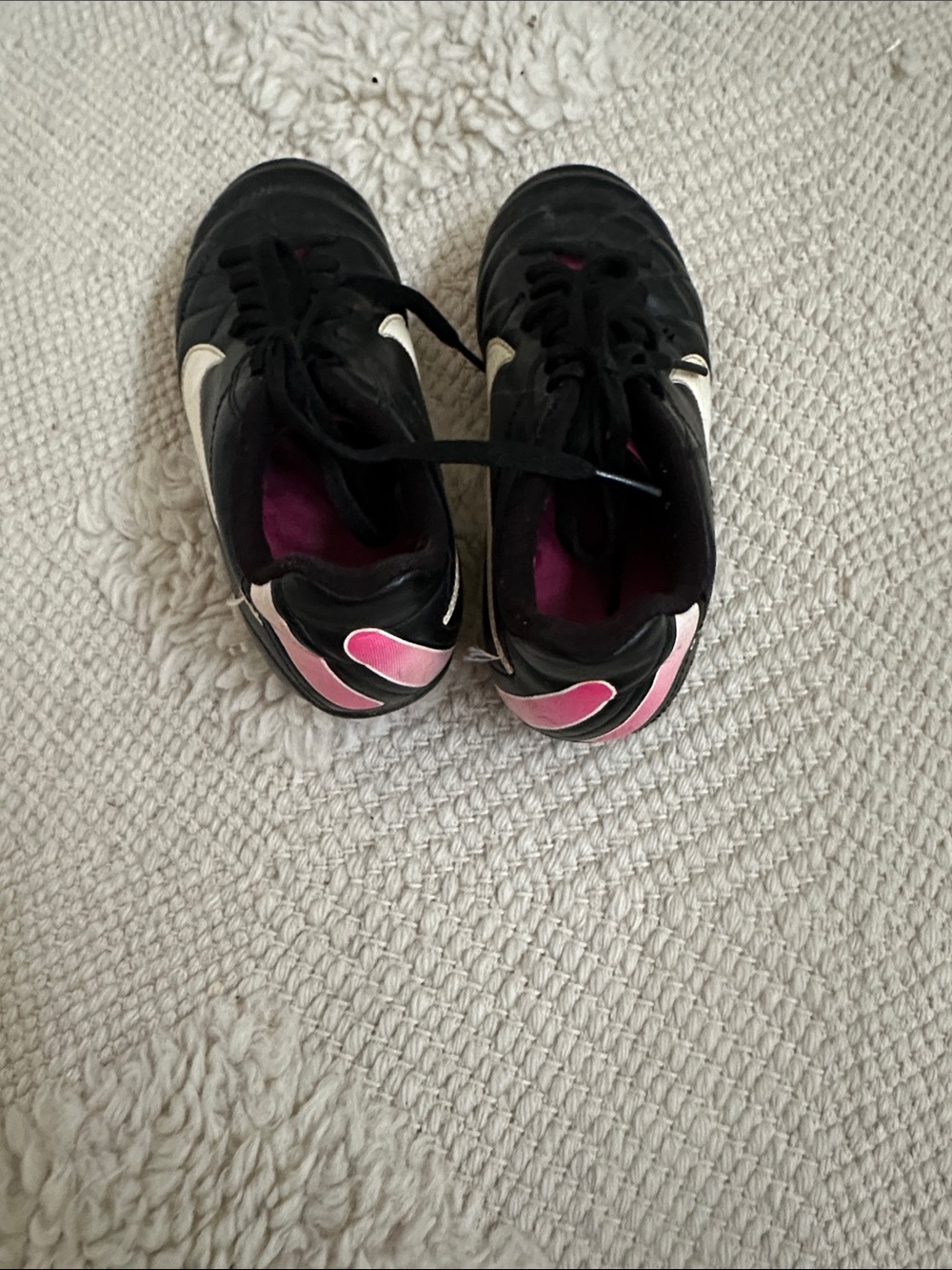 Nike girls Black soccer Shoes with White Swoosh. SIZE 11,5 for little girls. - Picture 2 of 3